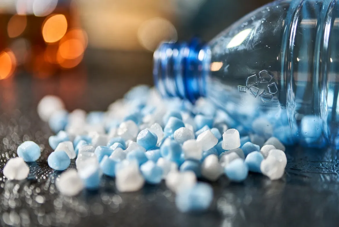 PET, PP, PC, PETG and Tritan bottles — ISBM material compatibility overview